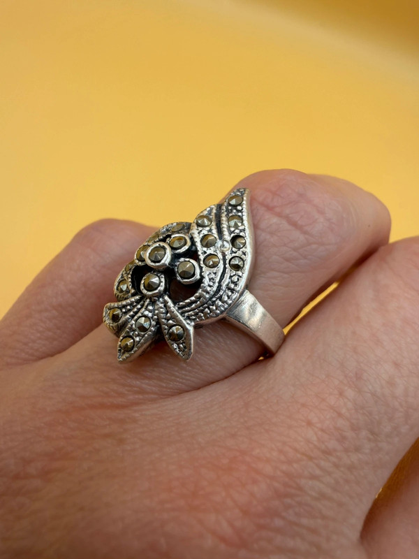 Sterling silver ring with marcasite stones size M
