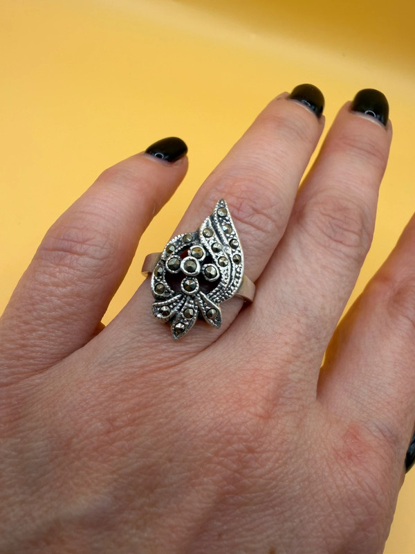 Sterling silver ring with marcasite stones size M