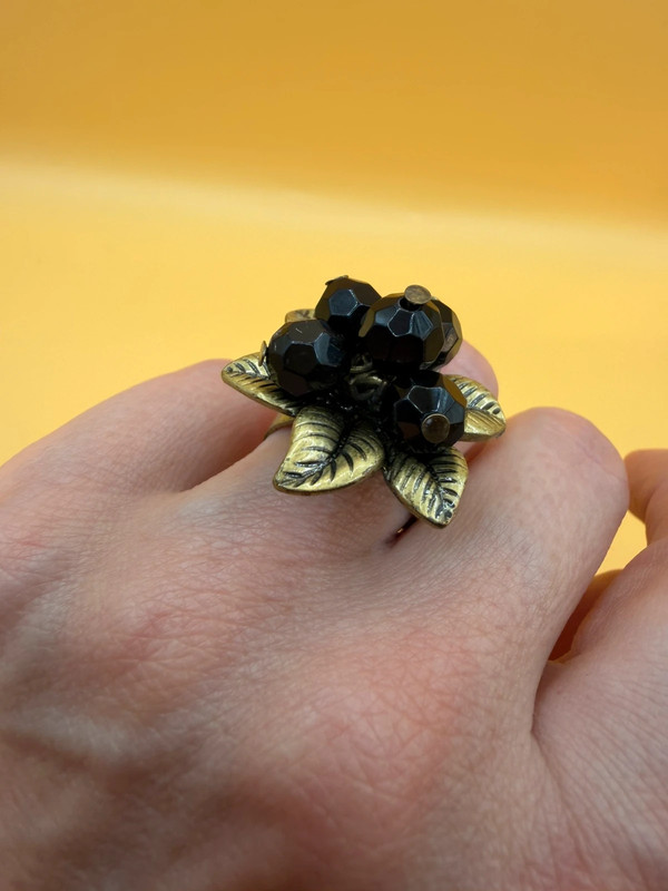 Size L, adjustable ring with black beads.