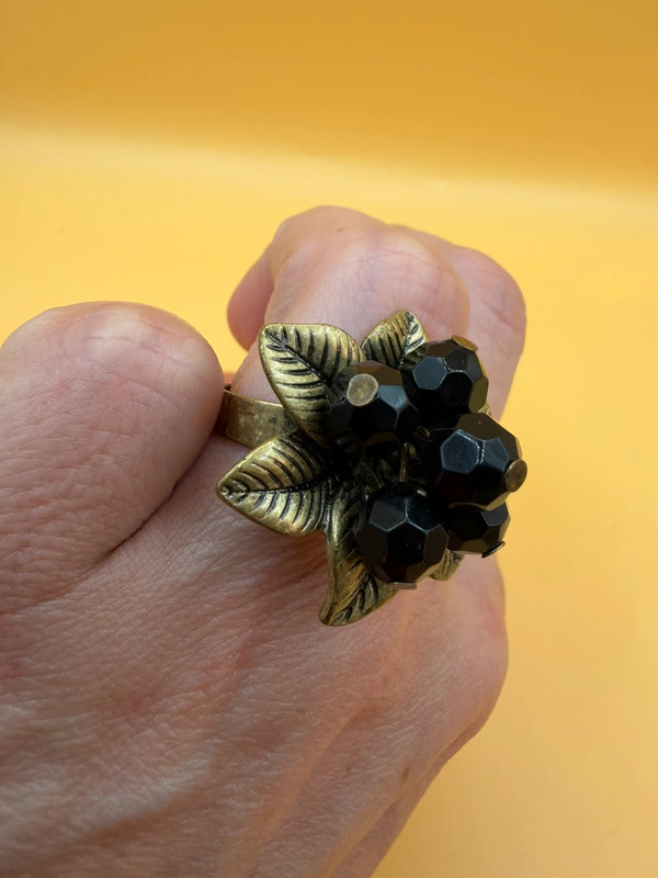 Size L, adjustable ring with black beads.