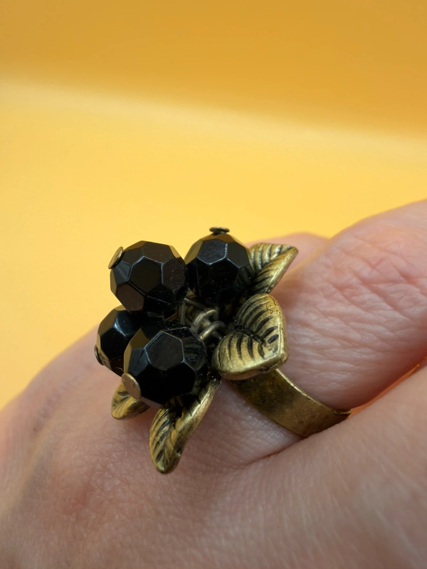 Size L, adjustable ring with black beads.
