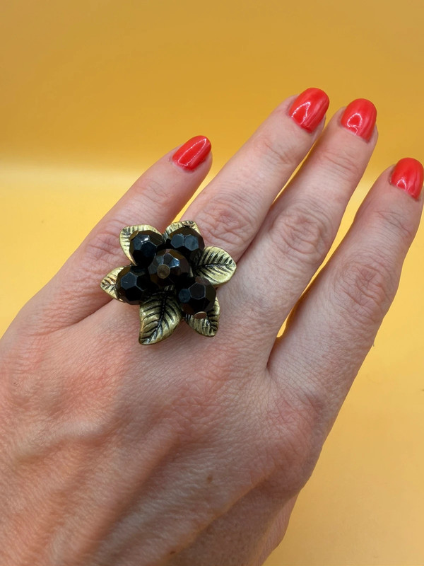 Size L, adjustable ring with black beads.