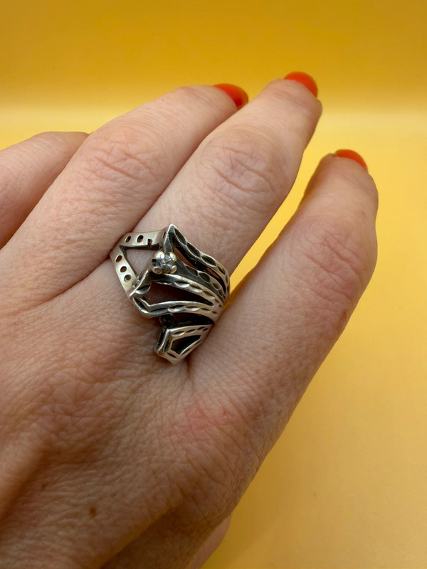 Unusual fashion sterling silver ring Uk P weight 4gr