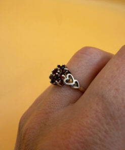 Stunning vintage sterling silver 925 ring with natural garnet, size O