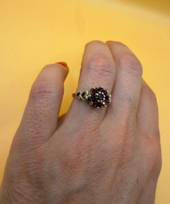 Stunning vintage sterling silver 925 ring with natural garnet, size O