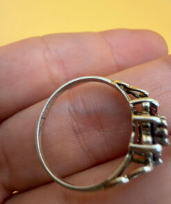 Stunning vintage sterling silver 925 ring with natural garnet, size O