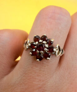 Stunning vintage sterling silver 925 ring with natural garnet, size O