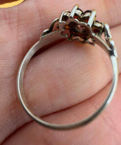 Stunning vintage sterling silver 925 ring with natural garnet, size O