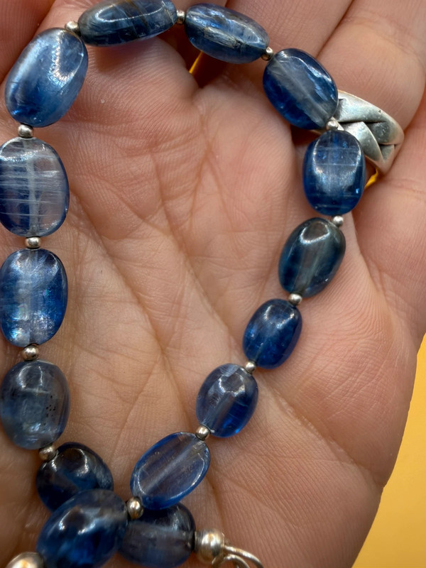 Silver bracelet with an incredibly beautiful natural kyanite, 19 centimeters in size.~39