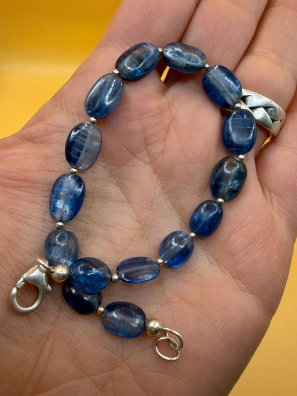 Silver bracelet with an incredibly beautiful natural kyanite, 19 centimeters in size.~39