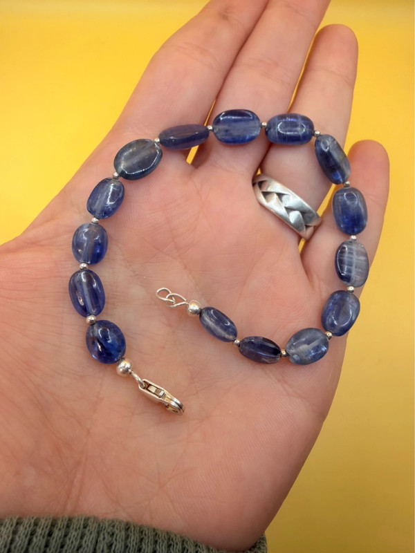Silver bracelet with an incredibly beautiful natural kyanite, 19 centimeters in size.~39