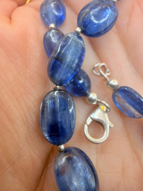Silver bracelet with an incredibly beautiful natural kyanite, 19 centimeters in size.~39