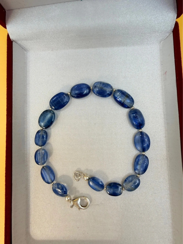 Silver bracelet with an incredibly beautiful natural kyanite, 19 centimeters in size.~39