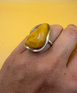 A very beautiful vintage sterling silver 925 ring with natural yellow amber. Size M adjustable