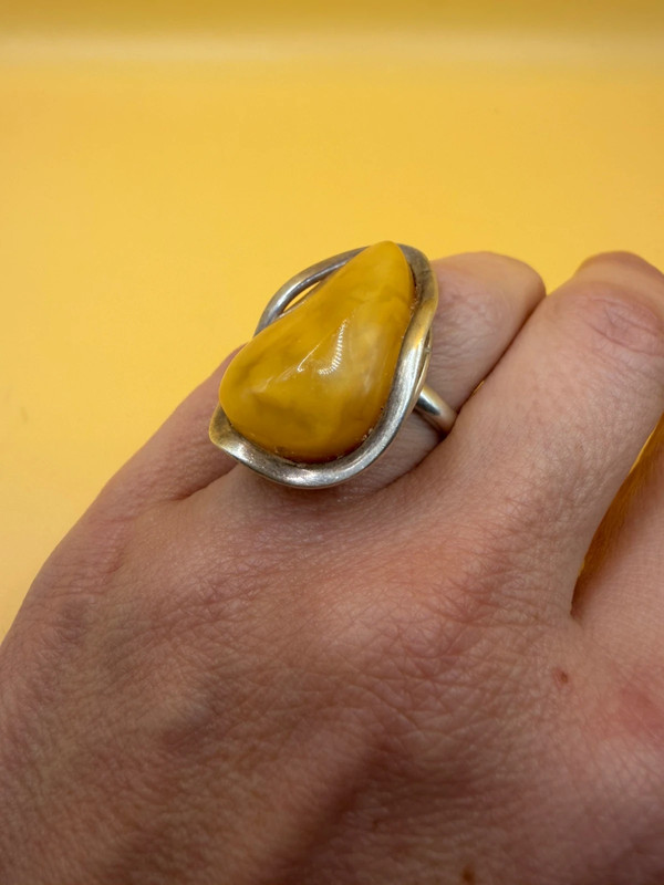 A very beautiful vintage sterling silver 925 ring with natural yellow amber. Size M adjustable