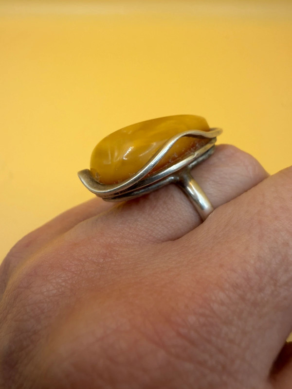 A very beautiful vintage sterling silver 925 ring with natural yellow amber. Size M adjustable