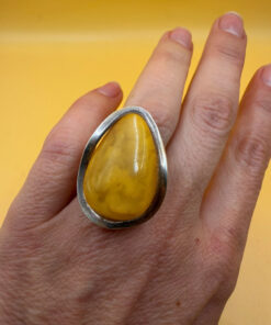 A very beautiful vintage sterling silver 925 ring with natural yellow amber. Size M adjustable