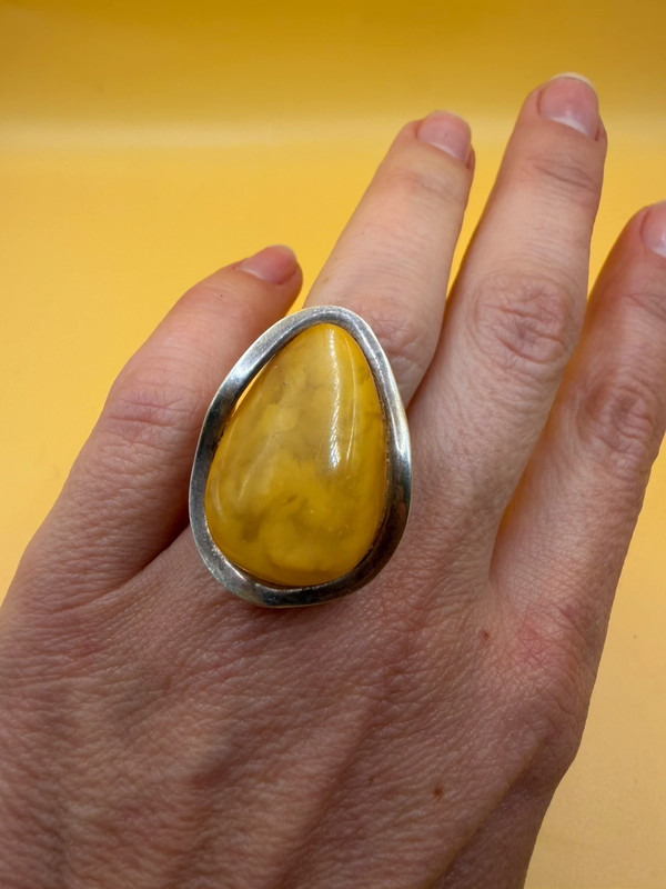 A very beautiful vintage sterling silver 925 ring with natural yellow amber. Size M adjustable