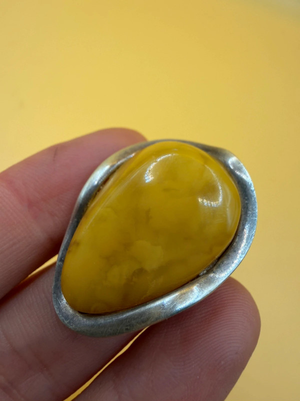 A very beautiful vintage sterling silver 925 ring with natural yellow amber. Size M adjustable