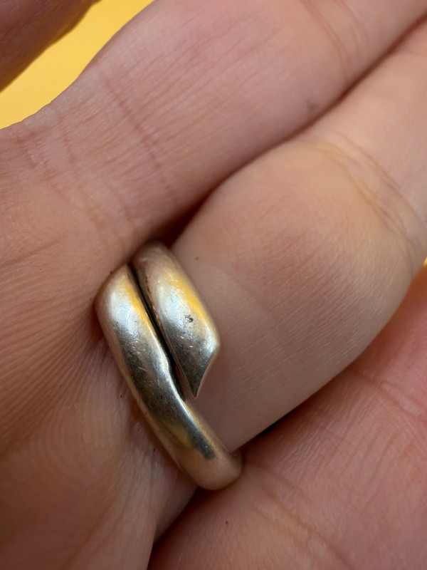 A very beautiful vintage sterling silver 925 ring with natural yellow amber. Size M adjustable