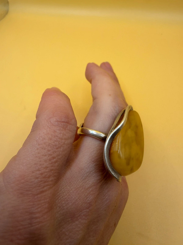 A very beautiful vintage sterling silver 925 ring with natural yellow amber. Size M adjustable