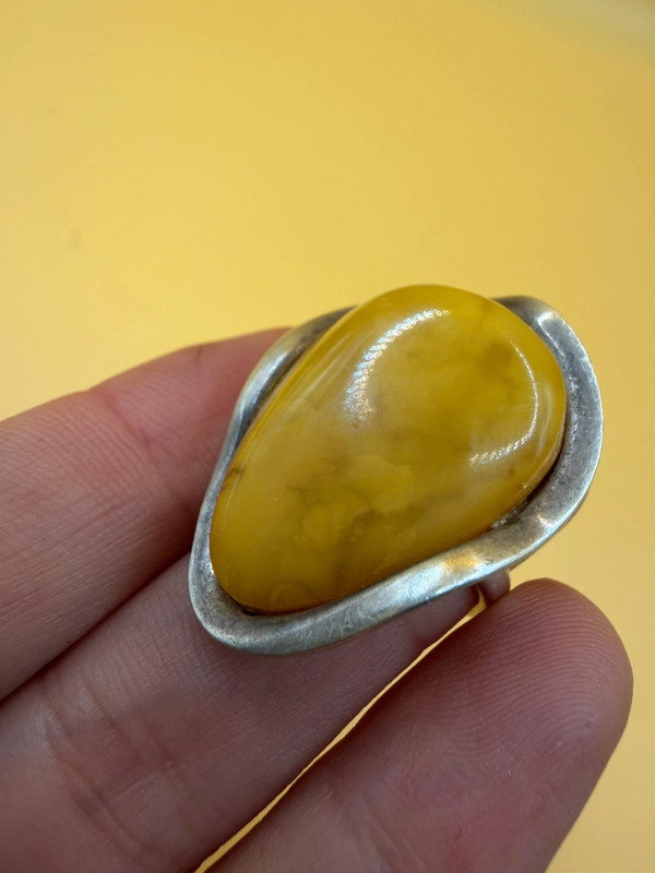 A very beautiful vintage sterling silver 925 ring with natural yellow amber. Size M adjustable