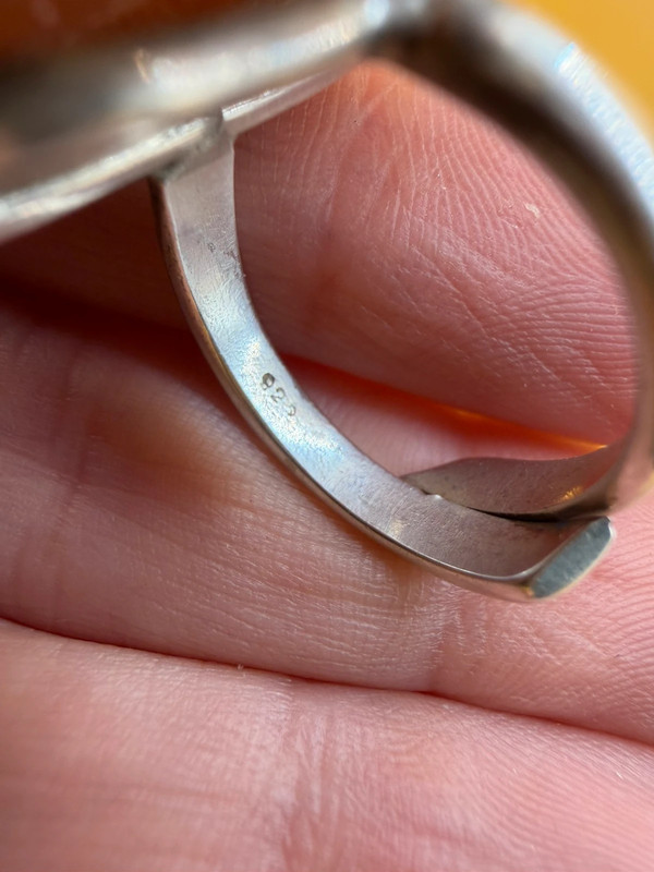 A very beautiful vintage sterling silver 925 ring with natural yellow amber. Size M adjustable