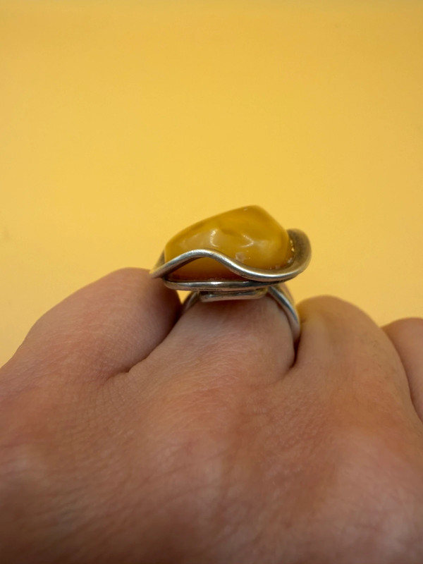 A very beautiful vintage sterling silver 925 ring with natural yellow amber. Size M adjustable
