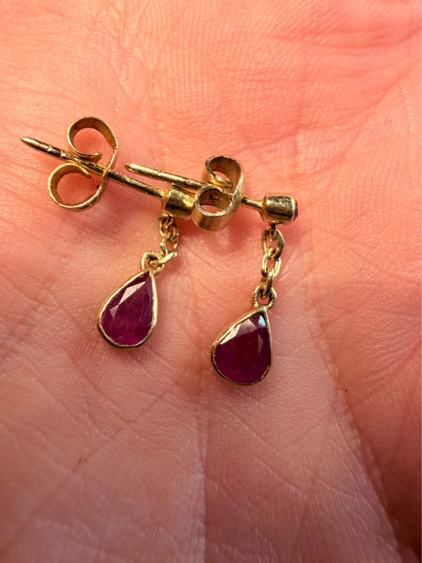 375 gold ( 9 k) JAH hallmark earrings with natural ruby~108