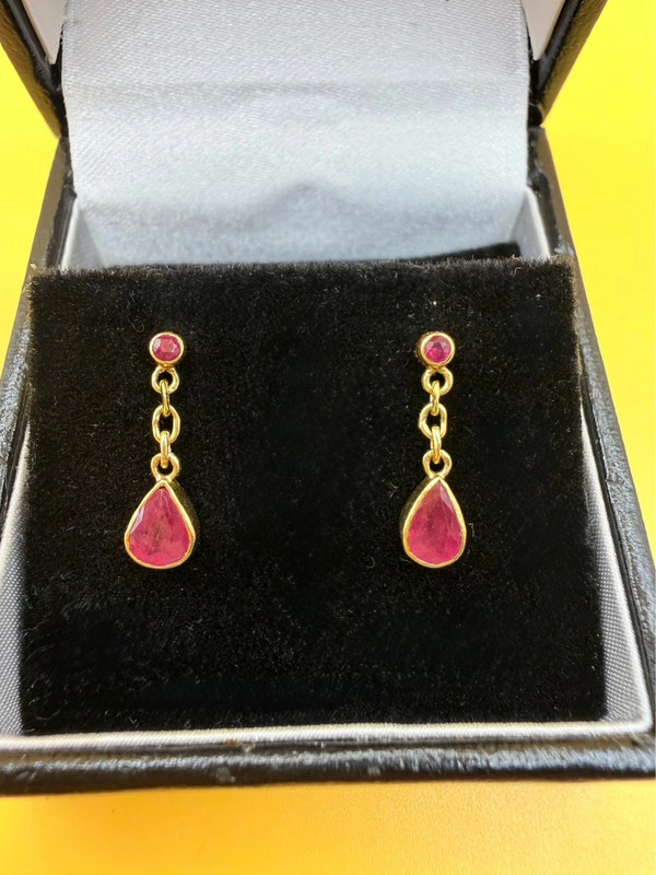 375 gold ( 9 k) JAH hallmark earrings with natural ruby~108