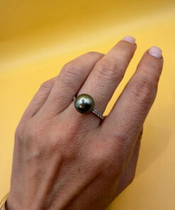 Silver ring with a large Black Tahitian Pearl, size M