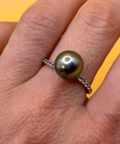 Silver ring with a large Black Tahitian Pearl, size M