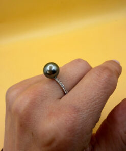 Silver ring with a large Black Tahitian Pearl, size M