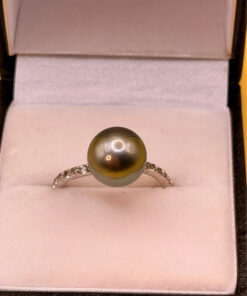 Silver ring with a large Black Tahitian Pearl, size M