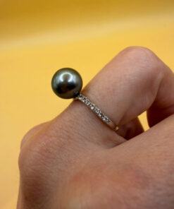 Silver ring with a large Black Tahitian Pearl, size M