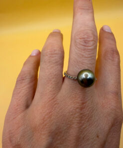 Silver ring with a large Black Tahitian Pearl, size M