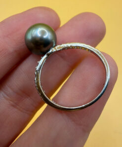 Silver ring with a large Black Tahitian Pearl, size M