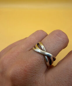 sterling silver wave ring features a distinctive intertwined design Uk size M