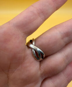 sterling silver wave ring features a distinctive intertwined design Uk size M
