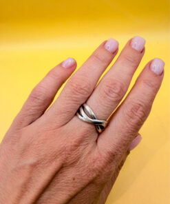 sterling silver wave ring features a distinctive intertwined design Uk size M
