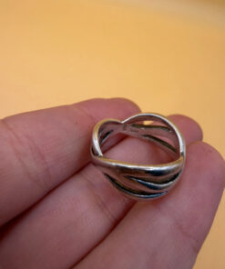 sterling silver wave ring features a distinctive intertwined design Uk size M
