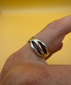 sterling silver wave ring features a distinctive intertwined design Uk size M