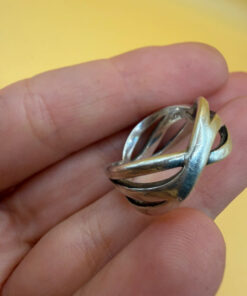 sterling silver wave ring features a distinctive intertwined design Uk size M