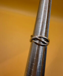 sterling silver wave ring features a distinctive intertwined design Uk size M