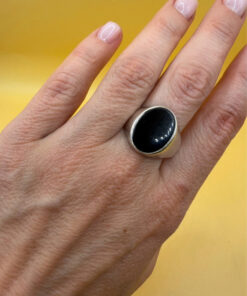 Men Unisex silver ring featuring a natural onyx, size W