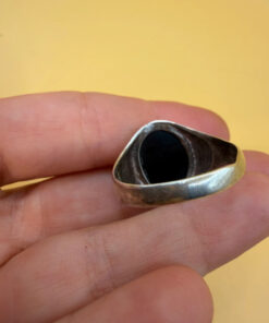 Men Unisex silver ring featuring a natural onyx, size W