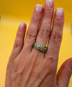 An incredibly beautiful 925 sterling silver ring with a peridot gemstone, UK size O~7