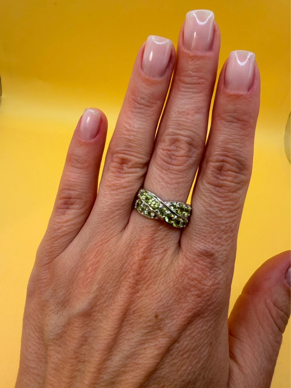 An incredibly beautiful 925 sterling silver ring with a peridot gemstone, UK size O~7