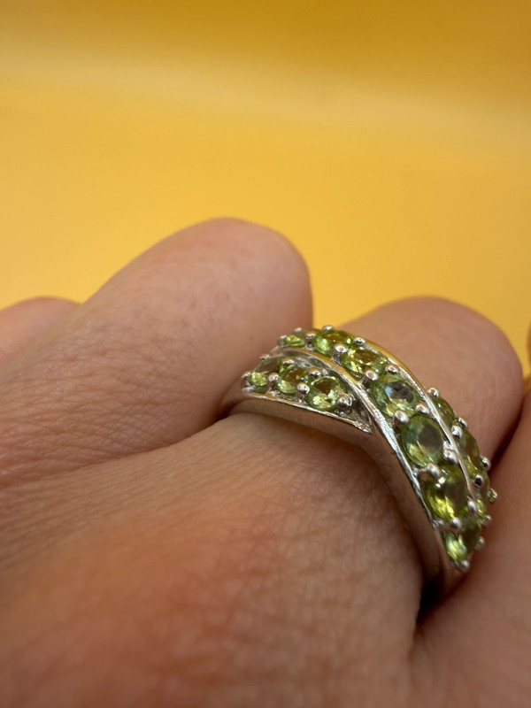An incredibly beautiful 925 sterling silver ring with a peridot gemstone, UK size O~7