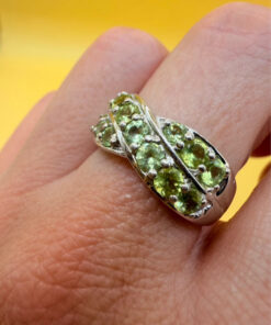 An incredibly beautiful 925 sterling silver ring with a peridot gemstone, UK size O~7